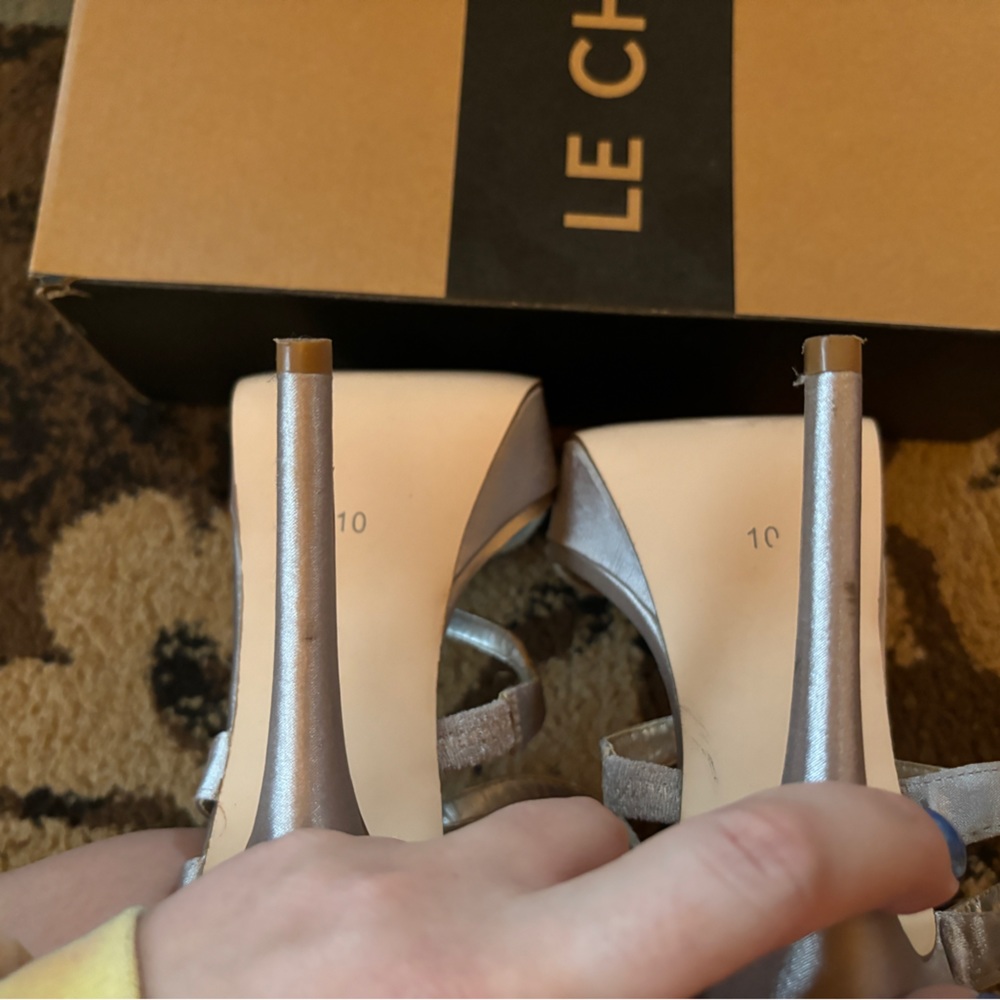 Silver Heels - Picture 4 of 5